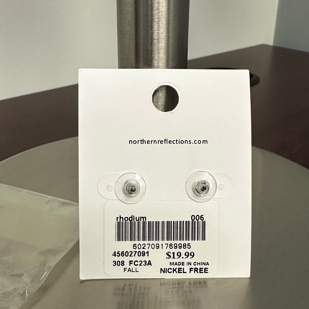 Northern Reflections NWT Silver Tone Cubic Zirconia Stud Earrings - Picture 4 of 5